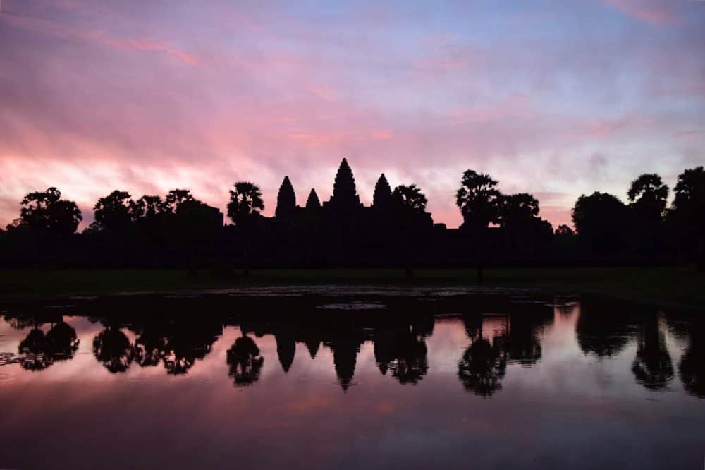 倉岡晋也のインスタグラム：「Visited ✔︎ Sunrise Angkor wat 真っ暗な中到着して 日が昇ると共に現れた景色 なんだろね、とんでもないオープニングのエンターテイメント観てる気分ともいうか。。 近くで見ると全ての壁に何かしら彫刻がしてあって… 圧巻のバランスとディテールが、、。 この熱い国で30年かけて900年前に建てられたとか。 エネルギーの中に静寂があって…心満たされてく感じ 目に焼き付けました #倉岡旅の記録 #アンコールワット」