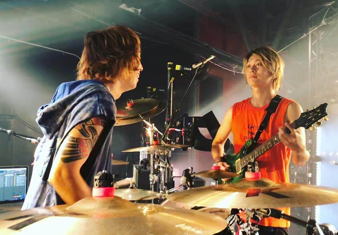 Tomoyaさんのインスタグラム写真 - (TomoyaInstagram)「Sacrament🔥 You guys are awesome!!!!!!!!!!😳 Thank you so much🕊🌈 今日もやりたいことを精一杯。 ありがとうを音にして✨  #sacrament #その顔はなんだい」7月20日 18時04分 - tomo_10969