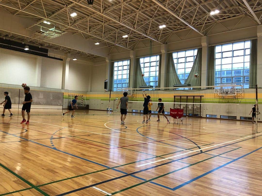 平田亮介のインスタグラム：「実は、少し前から千葉県の高校男子バレー部の外部コーチをさせて頂いています。全国トップクラスの偏差値を誇る学校で、その中でバレーを一生懸命やっている姿には感心させられます。未経験者が大半ということで毎回基礎の繰り返しで、つまらないと思いますが生徒たちは貪欲に質問をぶつけてきてくれます。そういった姿勢から自分が学ぶことの方が多いです。 この先彼らが様々な場面でバレーをするときに、ここで習った基礎を基に少しでも長くバレーを楽しんでくれればな、と思います。」