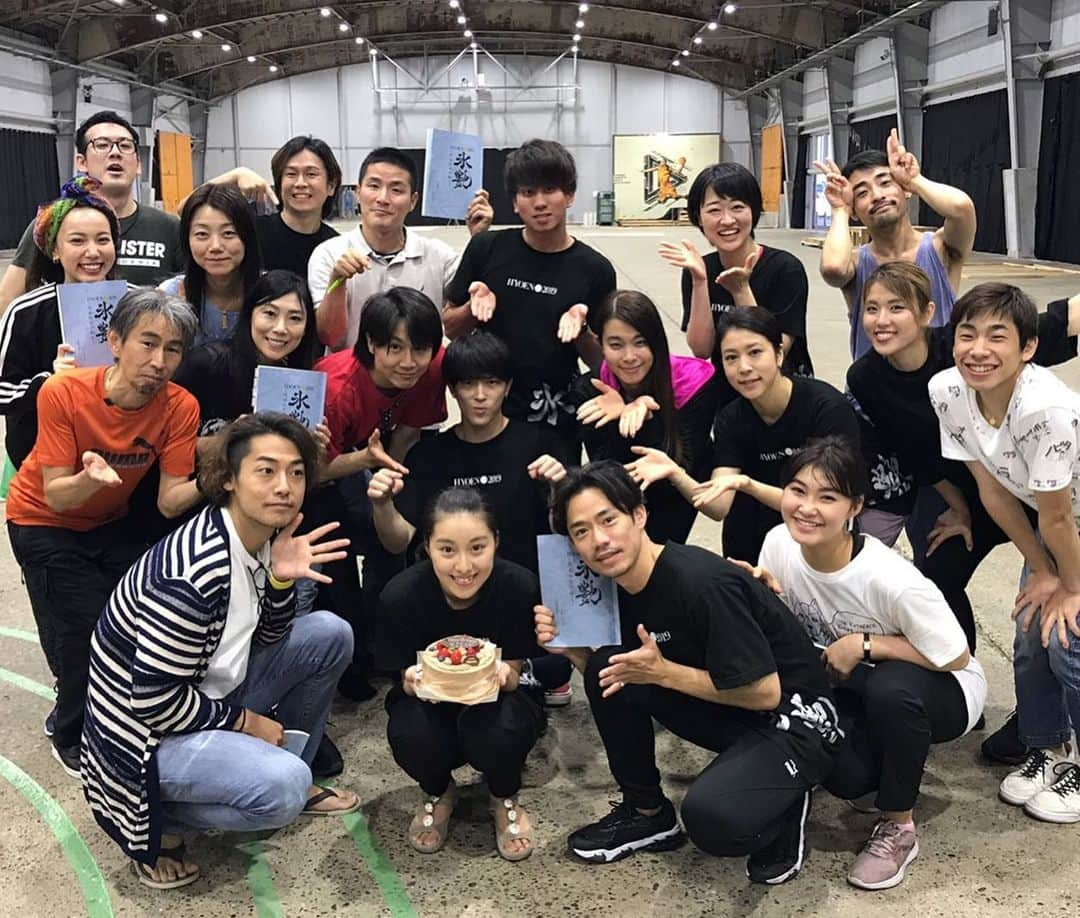 村元哉中さんのインスタグラム写真 - (村元哉中Instagram)「新潟合宿お疲れ様でした🌟 毎日が刺激的で、濃いあっという間の3週間！ 本番まで残りわずか。 リハーサルからもう感動して泣きそうになったよ。🤫 最高のカンパニーです！✨ ⠀⠀⠀⠀⠀⠀⠀⠀⠀ What an amazing 3weeks of practice and rehearsals! Moments to cherish forever.  This show is going to be something that you don’t want to miss! Skating,acting,singing and full of entertainment!  Coming soon! Can’t wait ! ⛸ ⠀⠀⠀⠀⠀⠀⠀⠀⠀ #氷艶2019  #hyoen  #iceshow #entertainment #宮本亜門演出  #髙橋大輔主演」7月20日 18時18分 - k.a.n.a.m.u.r.a