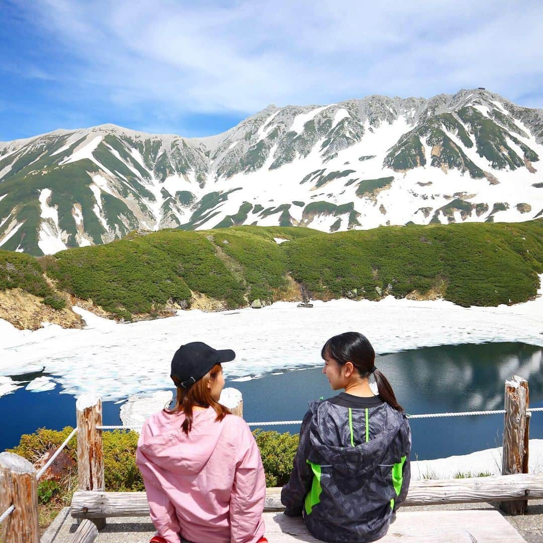 清川芽生さんのインスタグラム写真 - (清川芽生Instagram)「私の地元に近い #立山黒部アルペンルート へ1泊2日の美容好きにも必見の女子旅をしてきました️☺️🏔﻿﻿ ﻿ ﻿ 東京～長野まで新幹線に乗り、長野駅からは特急バスに乗り換えて信濃大町に到着✨🚄﻿﻿ ﻿ ﻿ 黒部ダムは信濃大町駅から車で40分くらいで麓の扇沢駅に着きます🚌﻿ ﻿ ﻿ 標高2450mまであがる「立山黒部アルペンルート」では今年から運行している「関電トンネルトロリーバス」や、﻿ ﻿ ﻿ 日本でここでしか乗れない「立山トンネルトロリーバス」、ケーブルカーロープウェイなどをいろんな乗り物を乗り継いで日本一高いところにあると言われる駅に行くことが出来ます🚎﻿﻿ ﻿ ﻿ #黒部ダム では、絶景の大放水に虹がかかっていて山の緑・湖の青さ・青空がとってもきれいで感動🌈😍﻿﻿ ﻿ ﻿ 名物の #黒部ダムカレー は本格的なグリーンカレーでおいしいかったです🍛🥰﻿ ﻿ ﻿ 途中の黒部平では、黒部湖を見下ろしながら#立山ブラックソフトクリーム を🍦💕﻿﻿ ﻿ ﻿ 大観峰からは、立山三山の一つ「雄山」（標高：3003m）直下を貫く立山トンネルを経て室堂へ。春に有名な雪の大谷は高いところでなんと16mもあるとか‼️﻿ ﻿ ﻿ 室堂で飲める湧き水はミネラル豊富なので美容にもよいこと間違いなしで、とってもおいしい水でした‍🙆‍♀️💕﻿ ﻿ ﻿ 立山ホテルでは、直径約13cmでビックサイズの#黒部ダムシフォン も食べれますよ😋﻿ ﻿ ﻿ 9月から始まる紅葉は山がカラフルになってまた違った絶景が楽しめるようなのでまた癒されに来たいな～🍁☺﻿ ﻿ ﻿ 他にも、信濃大町駅に近くには3つの酒蔵さんがあり、大町のおいしい水とお米で作られた長野県内では有名な日本酒が揃っています🍶💧 ✨﻿ ﻿ ﻿ 駅から近くのお土産屋さんの『いーずら特産館 』では信州のお土産が買えるだけでなく、日本酒の試飲ができて、雪の中で日本酒を寝かせた『雪中埋蔵 』、甘酒鑑評会でグランプリを受賞した甘酒がとっても美味しかった❤️☺️﻿ ﻿ ﻿ 甘酒は飲む点滴と言われているくらい美容に良くて、美肌・ダイエット・便秘・疲労回復におすすめと言われています✨﻿ ﻿ ﻿ その他#白馬錦 さんが純米吟醸と「酒粕エキス」を配合して作ったフェイシャルマスク「美蔵 （みくら）」など日本酒コスメも揃っていましたよ😲💕﻿﻿ ﻿ ﻿ #大町温泉郷 の #黒部観光ホテル に泊まったのですが、温泉に入り肩こりも癒され、お肌もツルツルに✨🧖‍♀️♨️﻿ ﻿ ﻿ 信州の郷土料理が楽しめるバイキングも色々食べれて楽しく、美味しかったです🙌🥬﻿﻿ ﻿ ﻿ 9月7日(土)に大町市では『三蔵呑み歩き』というイベントがあり、御猪口付き（有料）で試飲が色々できるみたいなので、お酒好きの人は必見です👀‼️﻿ ﻿ ﻿ 私もその時にもまた来よっと♬🙆‍♀️🍶﻿﻿ ﻿ ﻿ #黒部 #黒部ダム放水 #黒部ケーブルカー #黒部渓谷 #大町 #大町市 #大町温泉郷 #甘酒 #日本酒が好き #日本酒コスメ#信州旅行 #長野県民 #女子旅計画 #旅女子 #タビジョ#インフルエンサー #雪中埋蔵 #いいずら #リトリップ #retrip #retrip_pr #kurobe #kurobedam」7月20日 18時18分 - mei0508_