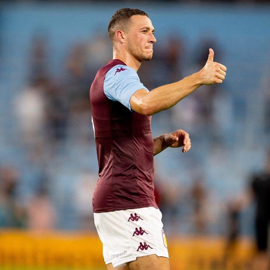 ジェームス・チェスターのインスタグラム：「Great to be back out there ⚽️🦁 #avfc #utv」