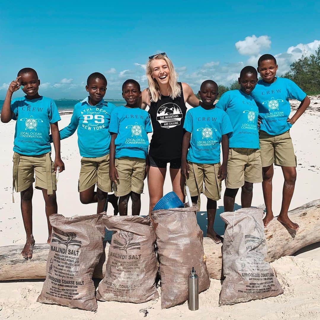 Zanna Van Dijkさんのインスタグラム写真 - (Zanna Van DijkInstagram)「Watamu Beach Clean! 🌊 I’ve had such an awesome morning with the @localoceanco marine scouts! These guys have a keen interest in marine conservation and work with @localoceanco to protect their local area and the turtles who live there 🥳 This morning we did a beach clean and managed to collect these four huge bags of waste on a 200m stretch of beach 😱 As I’m sure you’re aware, ocean plastic is a huge issue with 14 million tonnes of plastic being dumped into the ocean every year. A truckload a minute. This kills marine life; with birds feeding it to their babies and turtles mistaking it for jellyfish which then clogs their stomach with waste. We can easily fight this by: 1️⃣ Reducing our personal plastic consumption & responsibly handling any plastic we do consume. 2️⃣ Cleaning up our beaches. Grab a bag and pick up trash, this intercepts it before it harms wildlife any further. 3️⃣ Campaigning for wider change. Political change is the biggie so support positive moves like plastic bag bans or policy changes 🙌🏼 Lastly, thank you to these six awesome humans for allowing me to join their clean up - Elvis, Ackram, Elvina, Mahenzo, Brander and Gloria 💙 If you want to support this work then please donate to @localoceanco or you can purchase my recipe ebook as £1 from every sale made this goes straight to save the turtles 🌍👏🏼 #oceanconservation #savetheturtles #localoceanco #nowyousea #seaturtles #watamu #beachclean #oceanplastic #marineplastic」7月20日 18時14分 - zannavandijk