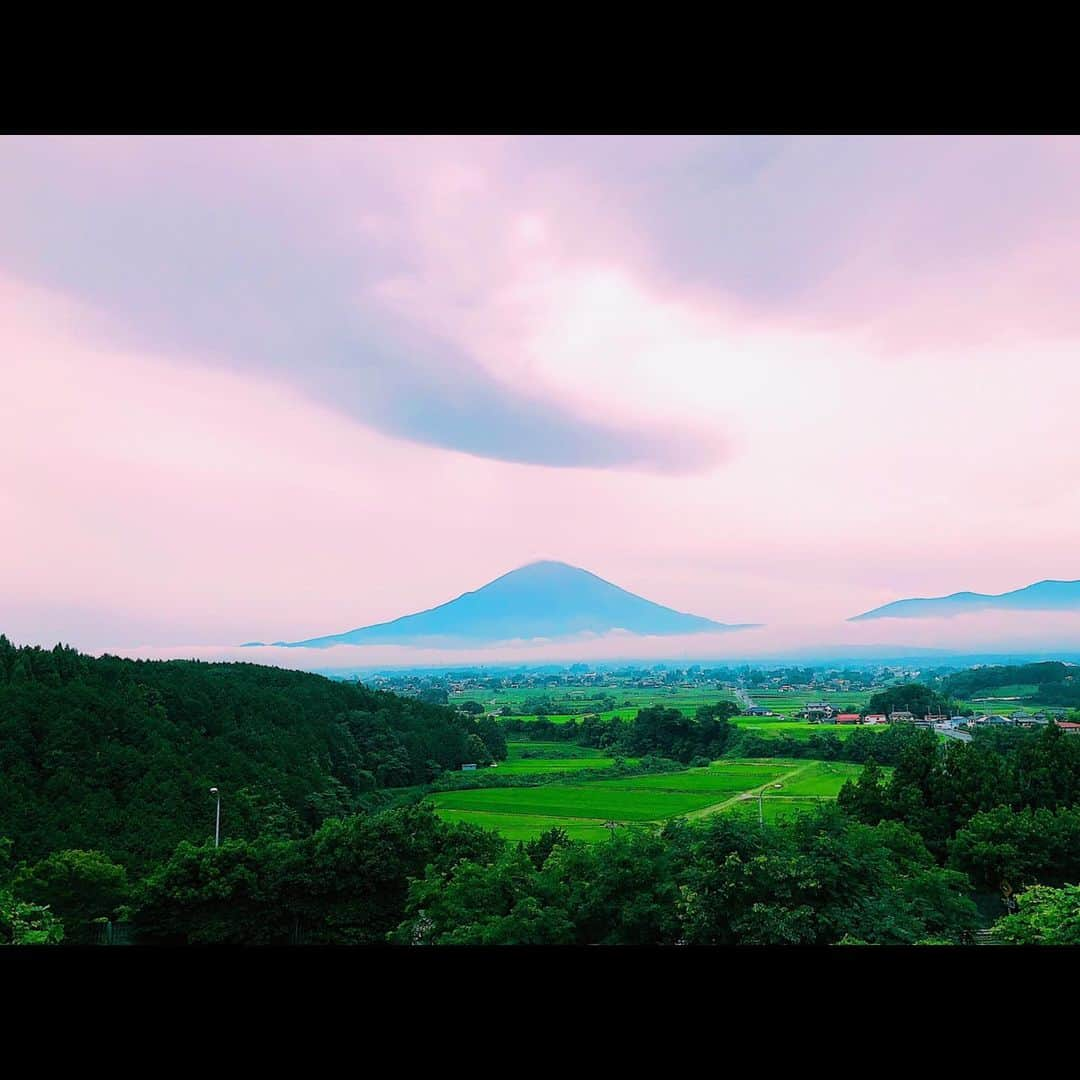 松本岳さんのインスタグラム写真 - (松本岳Instagram)「富士山ってやっぱりすごいね。 観て「あ〜すげぇなぁ」って言っちゃった。 いつか登りたい。 Wの悲劇の撮影は順調に進んでおります。 #Wの悲劇」7月20日 18時27分 - gaku_22