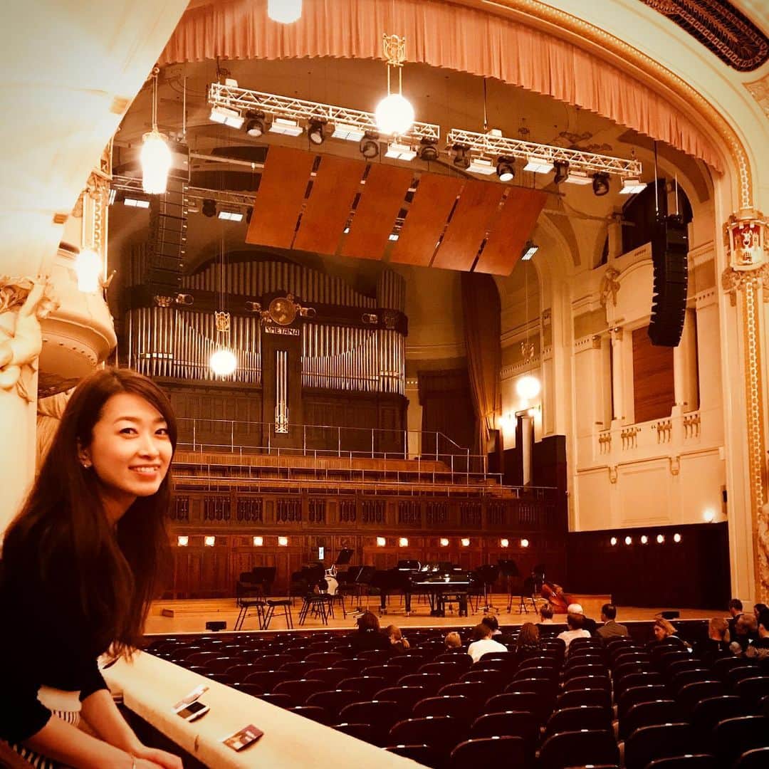 のインスタグラム：「特別な経験は人生を豊かにする😉  Special experiences make my life shine✨  また旅したいな✈️🌟🌟🌟 #チェコ #municipalhouse #prague」
