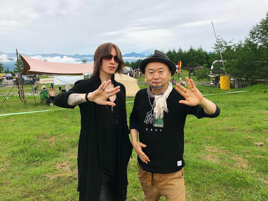 SUGIZOさんのインスタグラム写真 - (SUGIZOInstagram)「盟友谷崎テトラ氏と共にS.T.K.として出演した「ハイライフ八ヶ岳2019」。素晴らしかったー。八ヶ岳の雲海、遠目に見える富士山、大自然の恵みの中でのライヴ、最高に気持ちよかった。みんなありがとう！ リスペクトする勝井祐二さん、魂の友である佐藤タイジくん、超絶バンドNABOWAのHIRAKUくん、そして久々の元ちとせちゃん達も一緒で最幸の7/20でした。」7月20日 18時24分 - sugizo_official