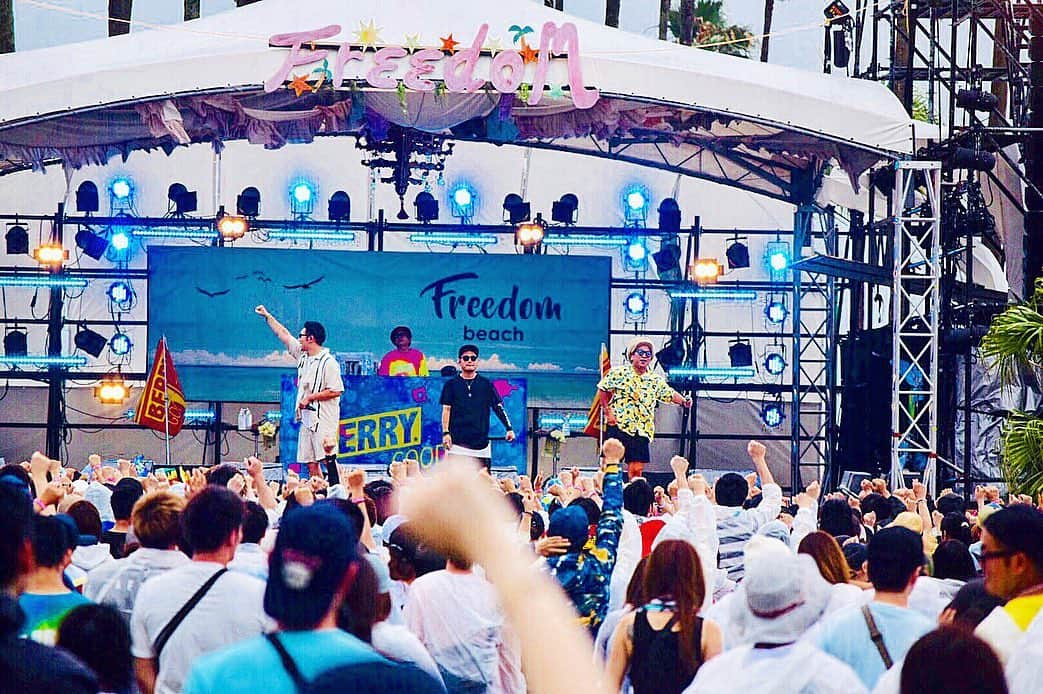 MOCAさんのインスタグラム写真 - (MOCAInstagram)「. . #FREEDOMbeach  #FREEDOM2019  @freedombeach2019official . 出演終了致しました😬🏝 . . 何より雨風の中、 楽しんでくれたひとりひとりに ありがとうです😊✌️ . . そして呼んでくださった、 MINMI (@minmidesu )さん GAKUONの皆様に 心から感謝致します🥇👍 . . またパワーアップして 帰ってきます㊗️ . #ベリーグッドマン  #宮崎 #青島 .」7月20日 18時25分 - moca_berrygoodman