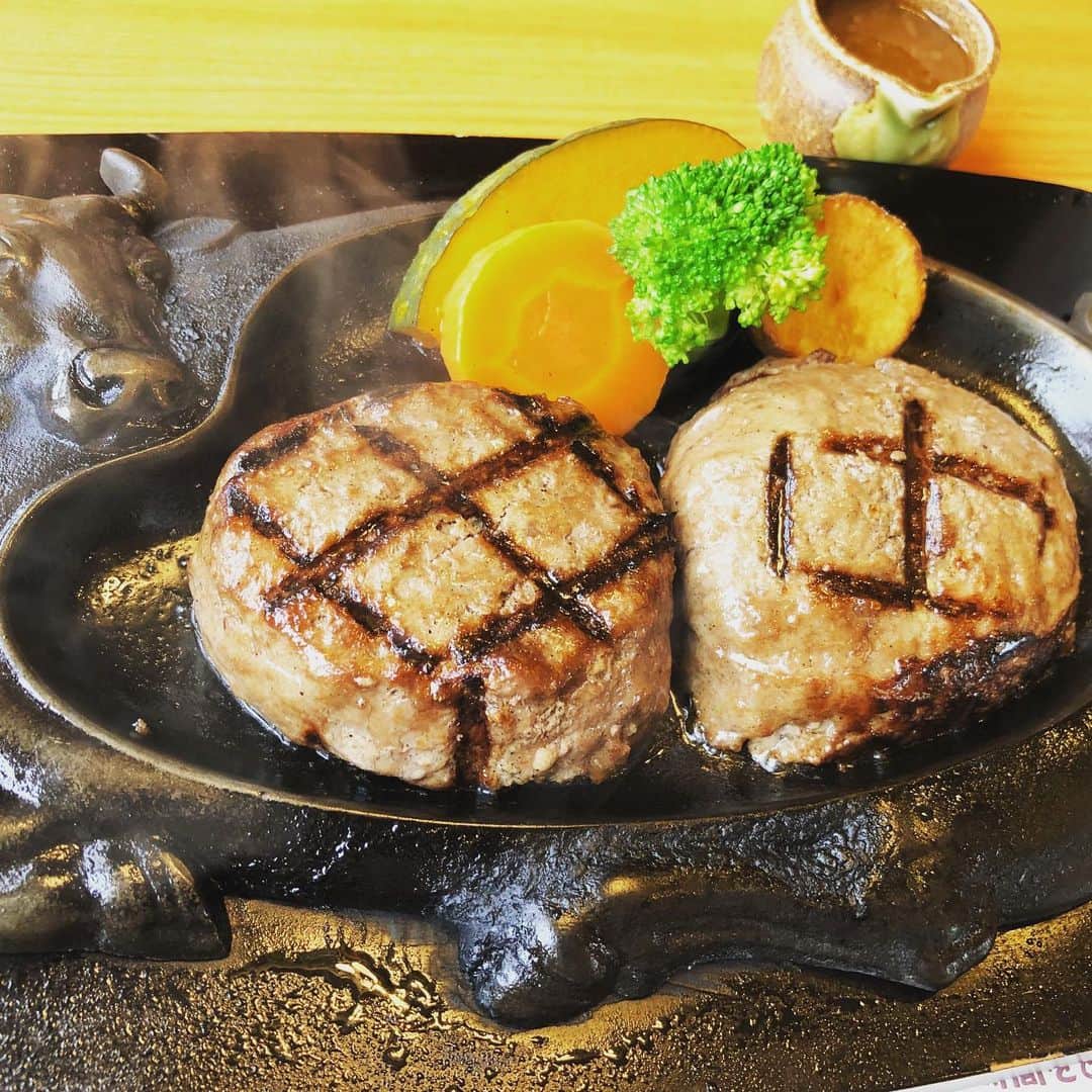 川坂勇太のインスタグラム：「ようやく塩胡椒で食べることができたさわやかのハンバーグ。肉の味がしっかりと味わえて美味しかった！ #さわやか #ハンバーグ #静岡グルメ #塩胡椒 #いつも忘れるこの食べ方」