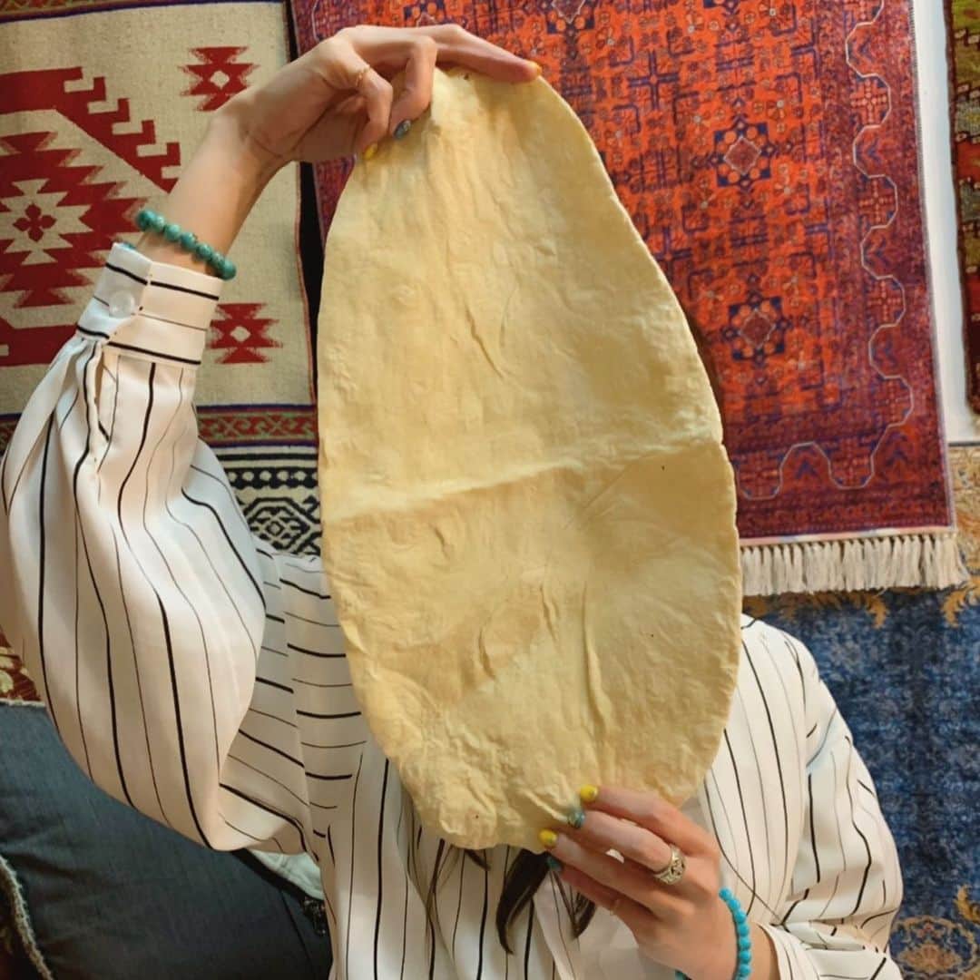 杏さゆりさんのインスタグラム写真 - (杏さゆりInstagram)「はい、ひょっこりはん . トルコでは当たり前のこのパン🥖 パン？ナン？ピタ？ やたらでかい🤣🤣🤣 . I peek behind a Bread . In Turkey, this bread is common. Bread? Naan? Pita? huge lol . #トルコ #turkey #イスタンブール #istanbul  #ひょっこりはん #peek #杏さゆり #SayuriAnzu」7月20日 18時45分 - anzu_sayuri_official