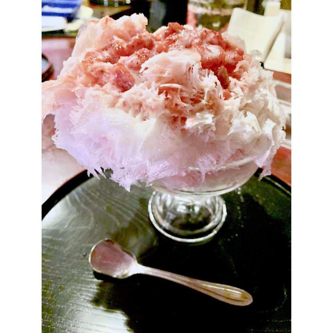 山下耀子さんのインスタグラム写真 - (山下耀子Instagram)「. . 氷初めしてきた🍧 やっぱイチゴミルクだな . #かき氷 #カキ氷 #🍧 #四代目大野屋氷室」7月20日 18時37分 - twinkleyesy