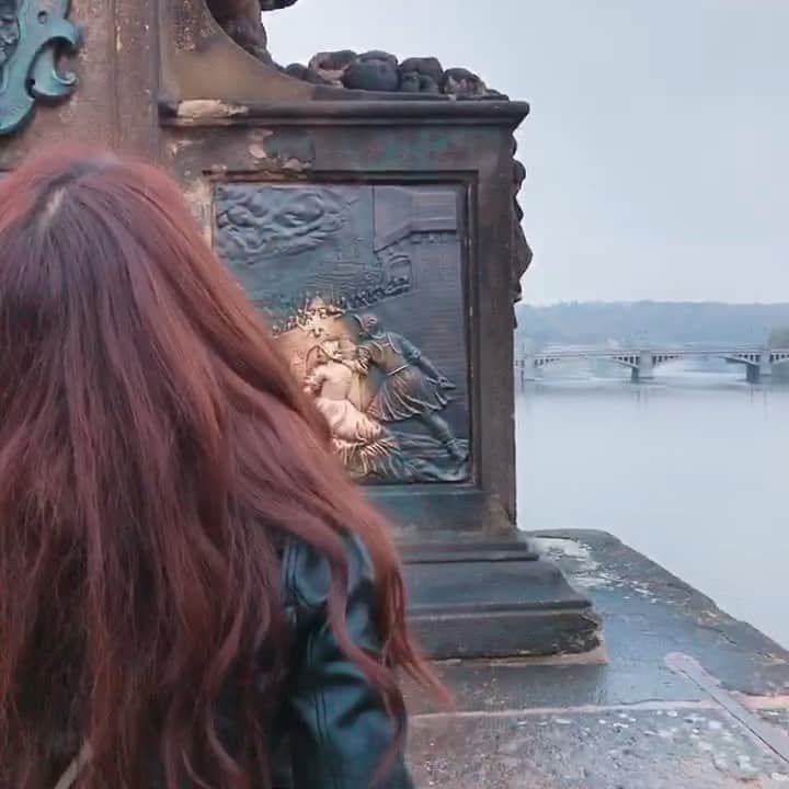 のインスタグラム：「プレートを撫でると願いが叶うらしい🤲  このプレートは、 王妃の懺悔の内容を知りたがった王様の命令を聞かず、 その秘密を言わなかったので、 この橋から落として殺される場面を描いたもの💦😱 王妃を思い、秘密を最期まで言わなかった彼は本当に素敵やと思う😭  大切な人の秘密は漏らしてはいけないよ←  #チェコ #プラハ #聖ヤンネポムツキー像 #懺悔 #prague #カレル橋」