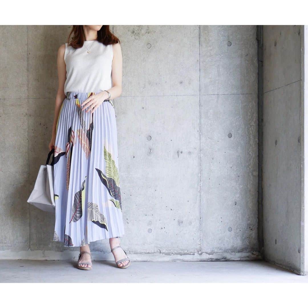 htrkmkのインスタグラム：「・ ・ 夏らしい爽やかな サックスブルー×ボタニカル柄 なスカート♡ ・ ・ UNIQLOの #ワッフルt は 二の腕のたるみが気になるけど… 涼しくて洗濯も楽で合わせやすくて なんだかんだ手に取っちゃう あとは二の腕引き締めなきゃ…😭 ・ ・ Tops @uniqlo  @uniqlo_with  skirt @netstar_official @rakuten_fashion  #htrkmk_uniqlo ・ ・」
