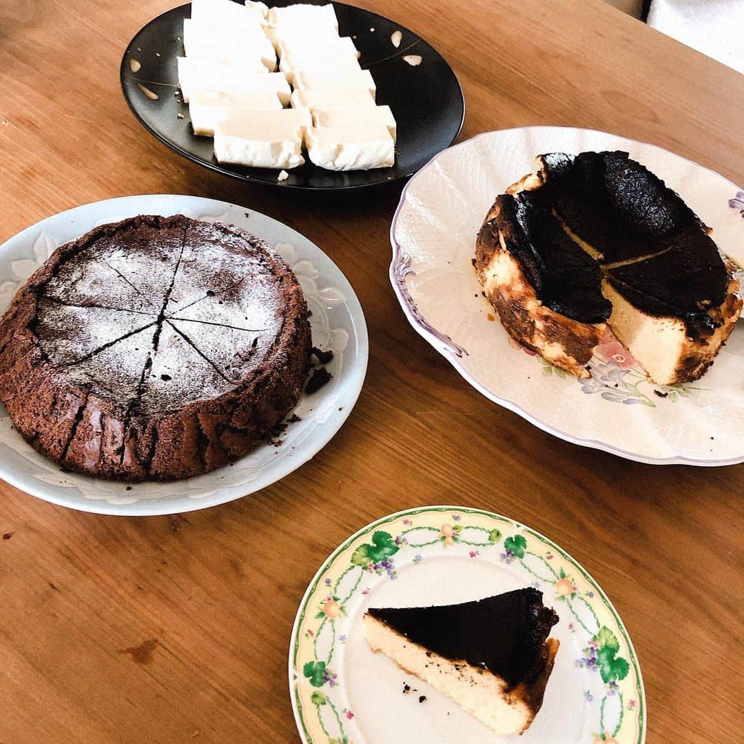 おーせさんのインスタグラム写真 - (おーせInstagram)「ケーキバイキング。  手作りだと何をどのくらい入れたのか分かる。  バスクチーズケーキ レアチーズケーキ チョコレートケーキ  こんなのんびりな１日もよし#もりおーせケーキ」7月20日 18時41分 - oosedon