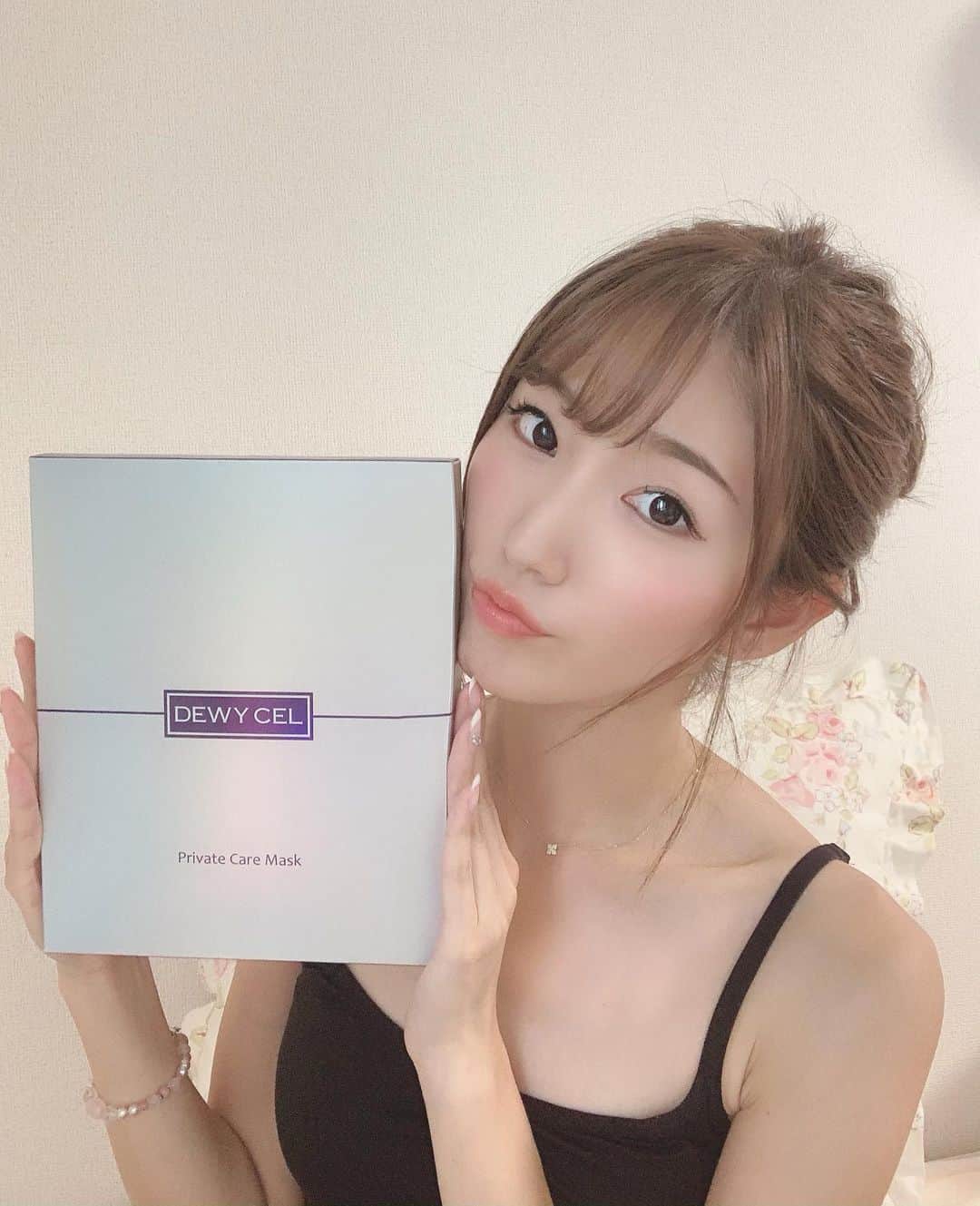 のインスタグラム：「今日は気合入れてキングダム読みすよっ☺️💕眠くならないことを願って…笑 . ☑︎最近の美容事情 週に1回、 @dewycel_japan の植物幹細胞パックをしてます✨次の日のメイクのノリが違くて本当に驚きました🙈💕 今まで韓国の免税店でしか購入できなかったんですが、Amazonでも購入できるようになりました🙌 . #dewycel #デュイセル #DEWYHOLIC #デュイホリック #シートマスク #preciousvaluabledewycel #PR」