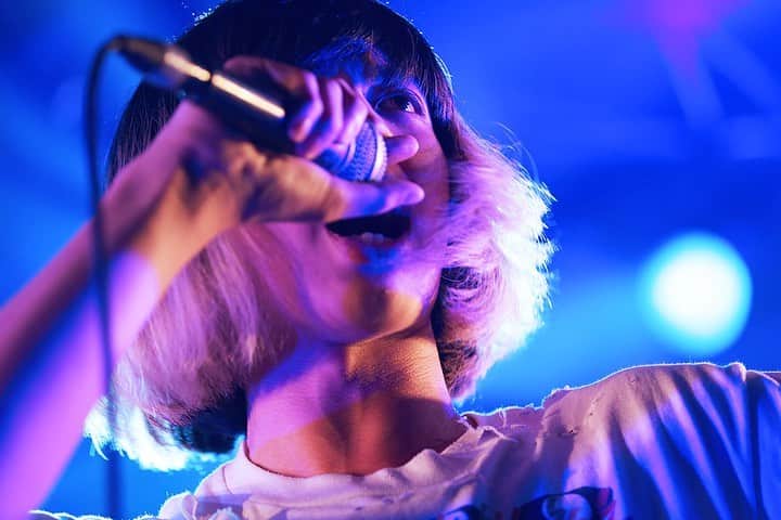 未確認フェスティバルのインスタグラム：「7組目！東京都！#ラッパー ！#noma ！﻿ ﻿ 2次のネットステージまでは進むと思っていたが、この3次ライブステージまで進むのは驚愕だったという彼👀﻿ 大勢の観客に対して堂々と立つnoma👊﻿ ﻿ 動きも声も楽曲も…その全てがとにかくカッコよく凛としていた⚡️﻿ 静かだけど燃えていて、彼の内に秘めている、たしかに熱いものを感じることのできるライブ🔥﻿ ﻿ MCでは「ギターもベースもドラムもできないから詞を書いています。﻿1曲目は人生で2番目に幸せだった時に書いた曲です。」と言った。﻿ ﻿ そして「次の曲は人生で1番幸せだった時に書いた曲です。」と言って始まった2曲目。﻿ ﻿ 1曲目よりも、もっと深くnomaの内側が見られた気がして嬉しかった❤️﻿ ﻿ 2曲を通して観客は完全にくらってしまった💥﻿ それほどの衝撃とそれぞれがライブを通して覗き見たnomaの姿は忘れられないだろう💡﻿ ﻿ 最後に「今、1番幸せだった瞬間が変わりました。こんなに多くの皆さんの前で歌えた今日が人生で1番幸せな瞬間です。」と言ってステージを後にした🤜﻿ ﻿ M1  Last Snowman Standing﻿ M2 しゃぼん玉の中で﻿ ﻿ #100万円で #良いリップクリーム買います #幸せ #怖い #投げキス💋 #夜猫族 #未確認 #マイナビ未確認フェスティバル2019 #ライブステージ #SILENTSIREN #duomusicexchange #夏フェス #音楽 #10代アーティスト#東京 #tokyo #入場無料」