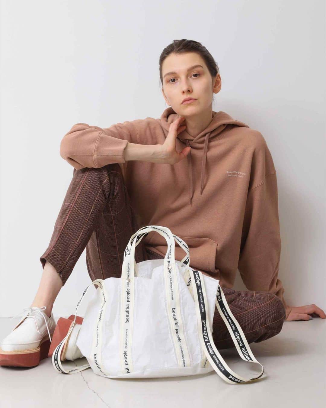 のインスタグラム：「【RESTOCK】#bpはとにかく素材が凄い⠀⁠⠀⁠⠀ sail cloth logo tape shift bag S⁣が直営店全店に再入荷しました。⁠⠀⁠⠀ ヨットの帆に使用される軽くて強く、撥水性のあるポリエステル地を使用したバッグ。身頃は2重仕立てでより丈夫な仕上げに。持ち手はロングとショートの2タイプをシフトして取り付けている2WAY仕様。口元にはホック付きでしっかりと左右まで止めることが可能です。⁠⠀⁠⠀ ⁠⠀⁠⠀ #sailcloth⁣⠀⁠⠀⁠⠀ #セイルクロスロゴテープショルダーバッグ⁣⠀⁠⠀⁠⠀ #セイルクロスロゴテープシフトバッグS⁣⠀⁠⠀⁠⠀ #beautifulpeople#ビューティフルピープル#梅雨バッグ⁠⠀」