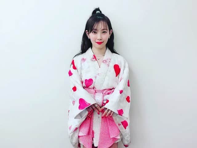 のインスタグラム：「渡辺美優紀フォトスタイルブック『美優紀です。』が、8月23日（金）に宝島社より発売いたします！！撮影地はイタリア・ミラノ！クールでキュートな表情から、ライフスタイルまで、みるきーの「今」がたくさん詰まった1冊です！お楽しみに！ #みるきーのコメント #渡辺美優紀  #宝島社」