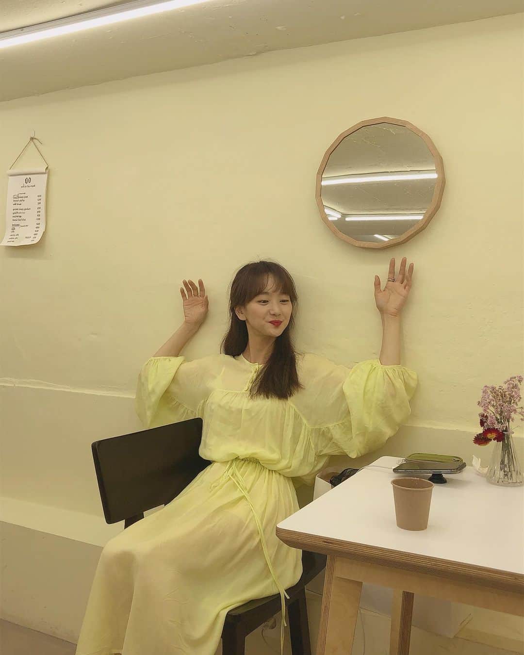 ウォン・ジナのインスタグラム：「벽이랑 깔맞춤💛」