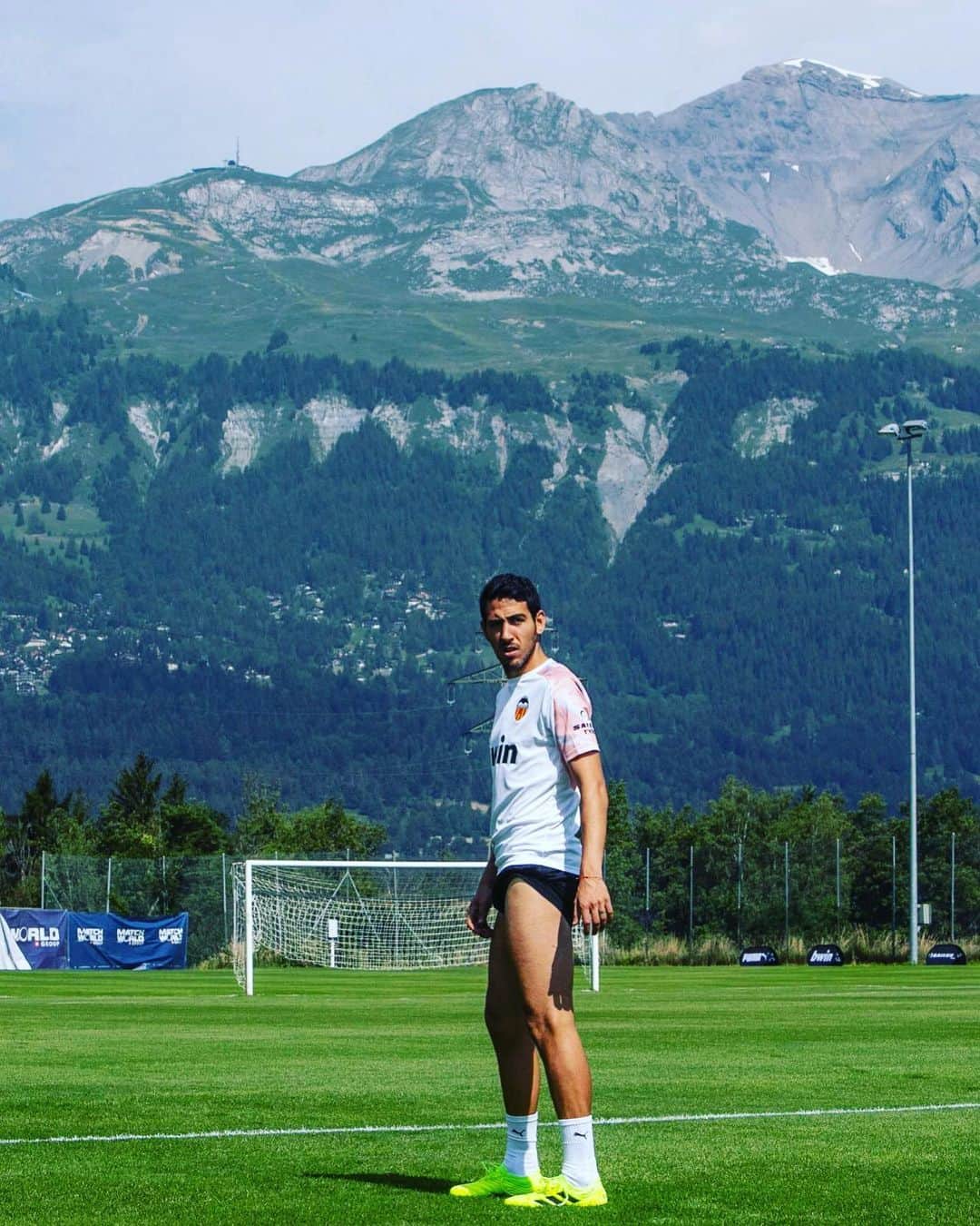 ダニエル・パレホのインスタグラム：「Work hard!! 💪🏻⚽️🦇」