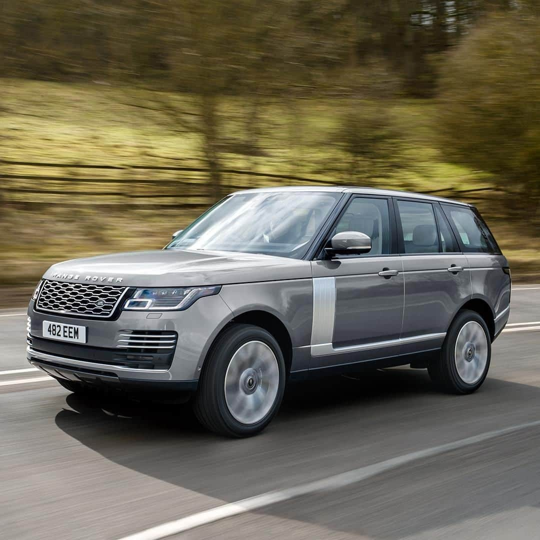 Land Roverさんのインスタグラム写真 - (Land RoverInstagram)「Refined and renewed, #RangeRover design is effortlessly iconic. Search 'Range Rover configurator' to build yours.  #4x4 #CarsofInstagram #SUV #LuxurySUV #Design #LandRover #Hybrid #Electric #AutomotiveDesign #IWantOne #Cars #Car」7月20日 19時00分 - landrover