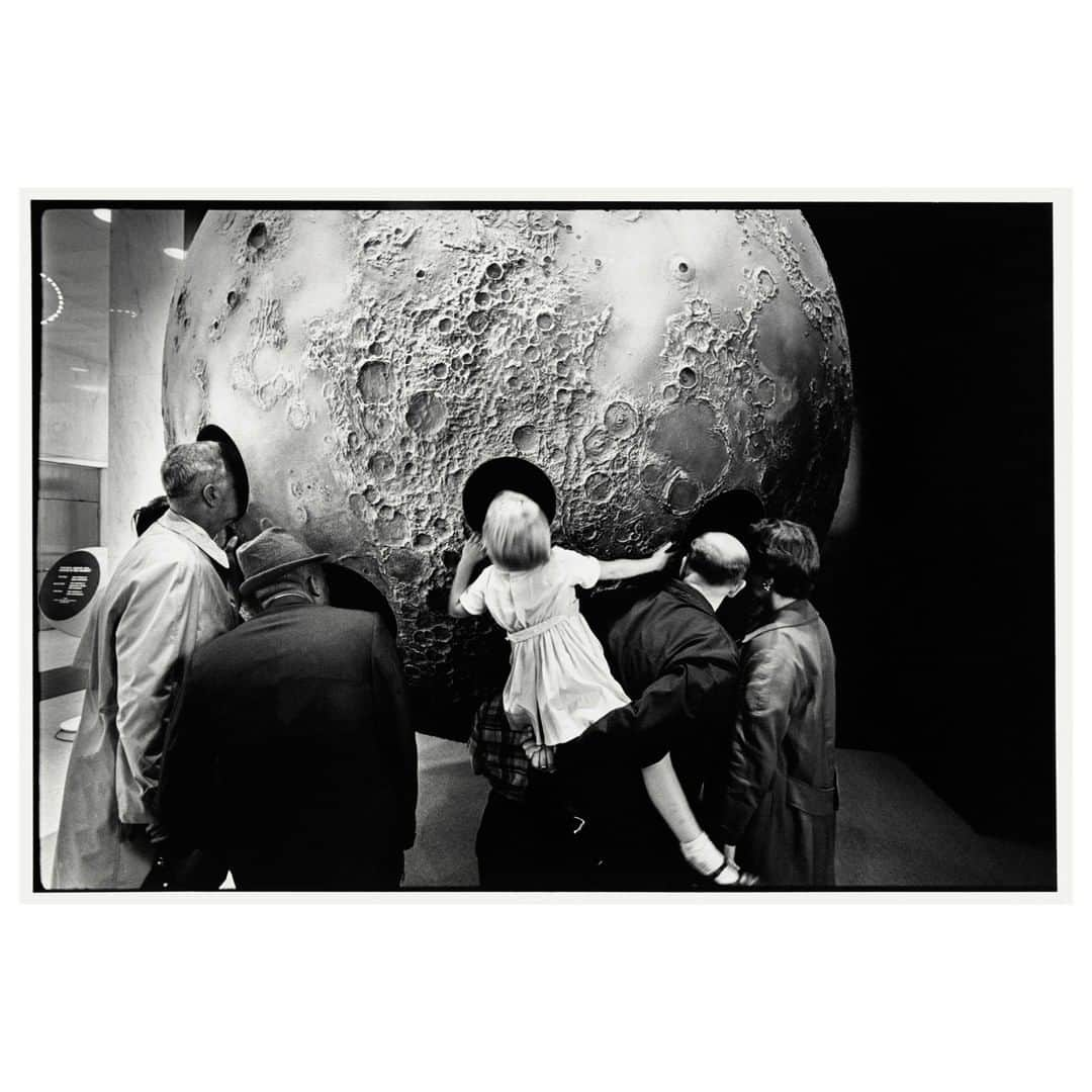 Magnum Photosさんのインスタグラム写真 - (Magnum PhotosInstagram)「The Smithsonian Institute. Washington D.C. USA. 1967. . Today marks 50 years since Apollo 11 landed on the moon. . © #ElliottErwitt/#MagnumPhotos . #Apollo11 #Erwitt #moonlanding #moonlanding50」7月20日 19時00分 - magnumphotos