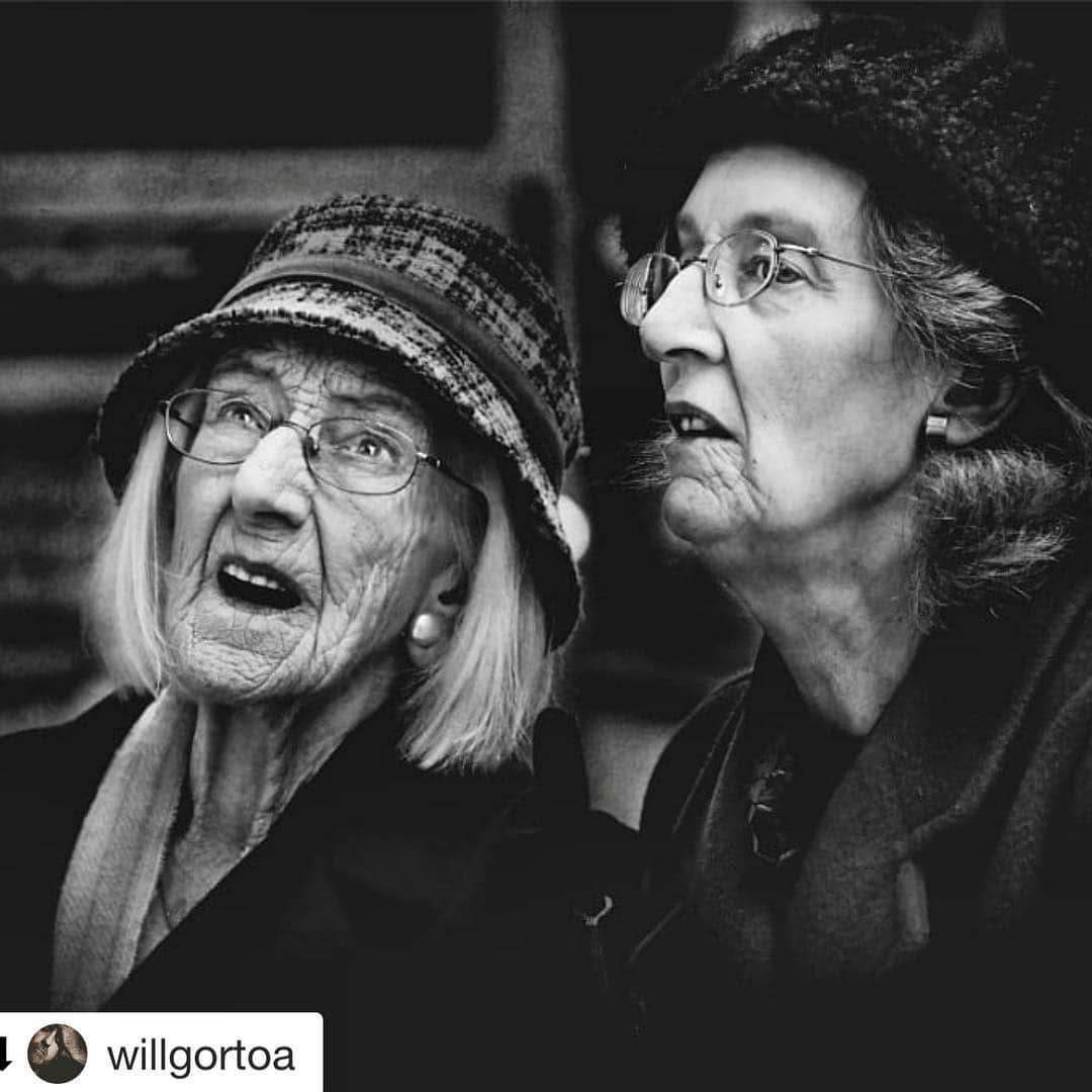 エマニュエル・ベアールのインスタグラム：「#repost from a wonderful man  @willgortoa  Go and see his Work ! 👌🏻 #haveabeautifulweekend ☀️」