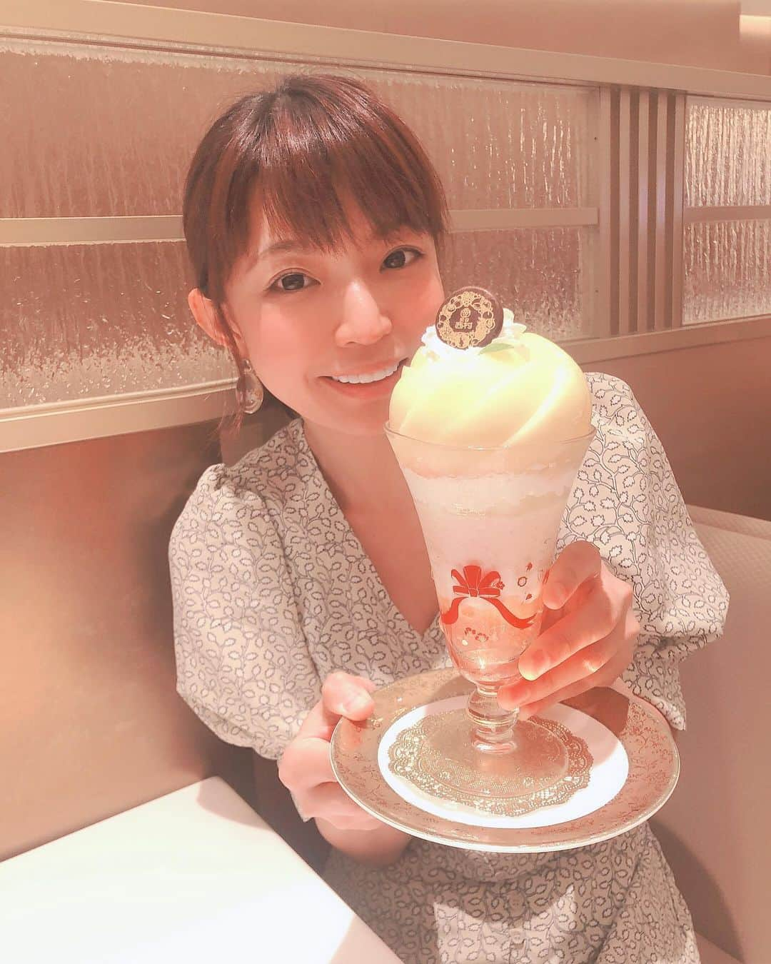 熱田久美さんのインスタグラム写真 - (熱田久美Instagram)「今が旬だよねー！ 贅沢な桃パフェ(　•´д•` ) 🍑甘くて最高でした✨ 思い返してみたら、同じものを昨年の夏に食べてる‪w 最近食べてるショットが多いなあインスタ。 #桃好き の方はぜひフォローお待ちしてます！☺️ ・ この日のお洋服は @titivatejp のセットアップ！ 3枚目がいちばんわかるかな？スワイプ▷▶▷✨ リーフプリントパフスリーブ＋フレアロングスカート👗 ヴィンテージ感漂うリーフ柄が上品！大人かわいく着れました🍃🌱今度全身載せますね！ ・ #shibuya #tokyo #japan #peach #titivate #titivatestyle #fashion #ティティベイト #ファッション #リーフ柄 #渋谷東京 #日本 #桃 #パフェ #贅沢  #幸せ #溢れる #お尻 #旬 #大好き #西村フルーツパーラー #人気店 #渋谷カフェ  #おすすめカフェ #フルーツ」7月20日 19時05分 - kuumi1125