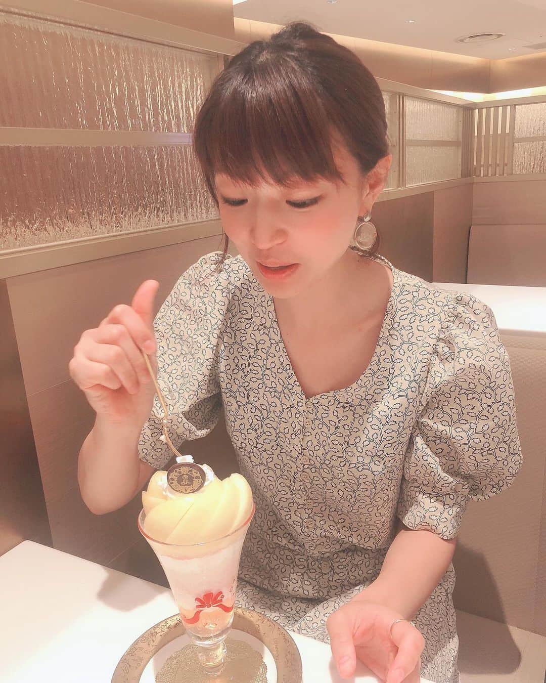 熱田久美さんのインスタグラム写真 - (熱田久美Instagram)「今が旬だよねー！ 贅沢な桃パフェ(　•´д•` ) 🍑甘くて最高でした✨ 思い返してみたら、同じものを昨年の夏に食べてる‪w 最近食べてるショットが多いなあインスタ。 #桃好き の方はぜひフォローお待ちしてます！☺️ ・ この日のお洋服は @titivatejp のセットアップ！ 3枚目がいちばんわかるかな？スワイプ▷▶▷✨ リーフプリントパフスリーブ＋フレアロングスカート👗 ヴィンテージ感漂うリーフ柄が上品！大人かわいく着れました🍃🌱今度全身載せますね！ ・ #shibuya #tokyo #japan #peach #titivate #titivatestyle #fashion #ティティベイト #ファッション #リーフ柄 #渋谷東京 #日本 #桃 #パフェ #贅沢  #幸せ #溢れる #お尻 #旬 #大好き #西村フルーツパーラー #人気店 #渋谷カフェ  #おすすめカフェ #フルーツ」7月20日 19時05分 - kuumi1125