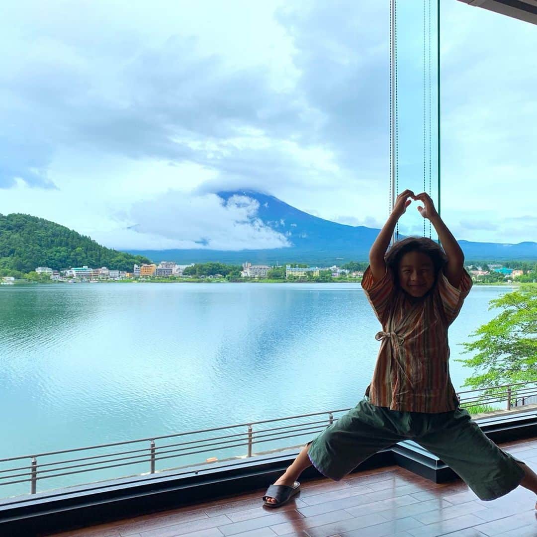 上田ユキエさんのインスタグラム写真 - (上田ユキエInstagram)「真夜中に現れた富士山。🇯🇵 アメリカの両親だから知ってる日本の楽しみ方もあり。嫁は贅沢させてもらっています。#japan #mtfuji #富士山 #日本旅 #家族 #アメリカ生活」7月20日 19時19分 - yukie_ueda