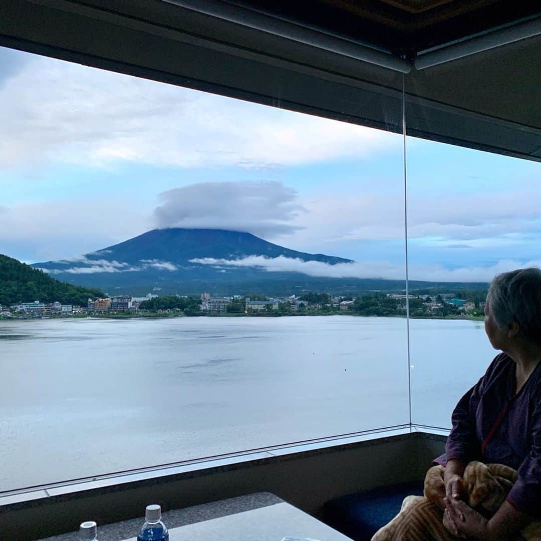 上田ユキエさんのインスタグラム写真 - (上田ユキエInstagram)「真夜中に現れた富士山。🇯🇵 アメリカの両親だから知ってる日本の楽しみ方もあり。嫁は贅沢させてもらっています。#japan #mtfuji #富士山 #日本旅 #家族 #アメリカ生活」7月20日 19時19分 - yukie_ueda