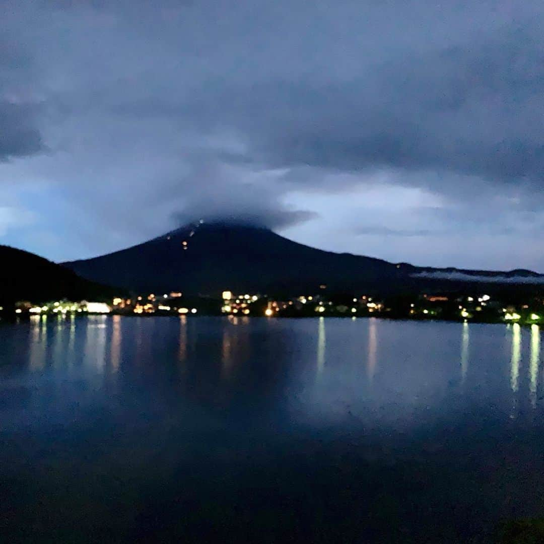 上田ユキエさんのインスタグラム写真 - (上田ユキエInstagram)「真夜中に現れた富士山。🇯🇵 アメリカの両親だから知ってる日本の楽しみ方もあり。嫁は贅沢させてもらっています。#japan #mtfuji #富士山 #日本旅 #家族 #アメリカ生活」7月20日 19時19分 - yukie_ueda