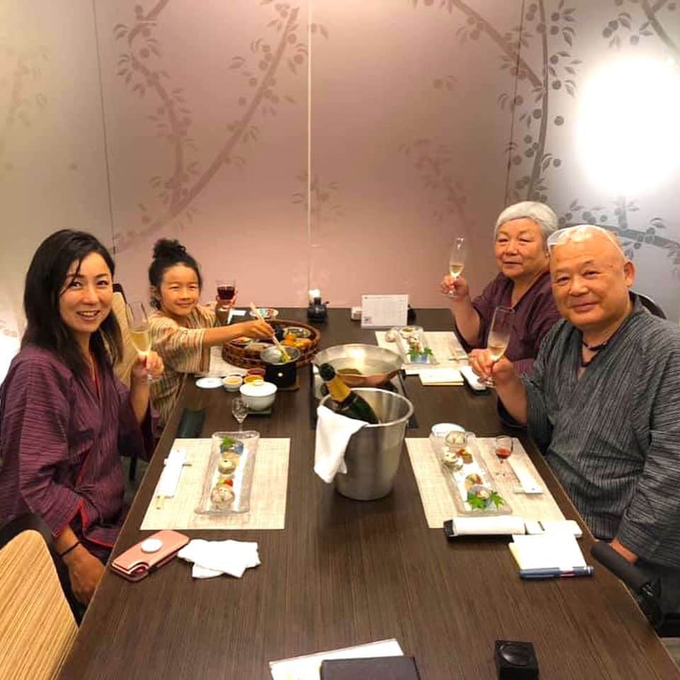 上田ユキエさんのインスタグラム写真 - (上田ユキエInstagram)「真夜中に現れた富士山。🇯🇵 アメリカの両親だから知ってる日本の楽しみ方もあり。嫁は贅沢させてもらっています。#japan #mtfuji #富士山 #日本旅 #家族 #アメリカ生活」7月20日 19時19分 - yukie_ueda