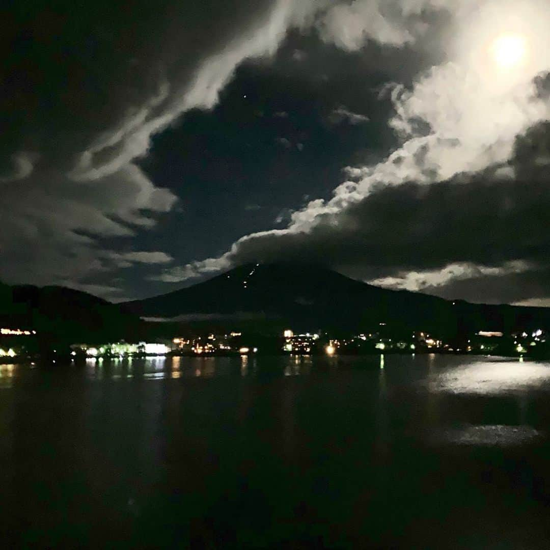 上田ユキエさんのインスタグラム写真 - (上田ユキエInstagram)「真夜中に現れた富士山。🇯🇵 アメリカの両親だから知ってる日本の楽しみ方もあり。嫁は贅沢させてもらっています。#japan #mtfuji #富士山 #日本旅 #家族 #アメリカ生活」7月20日 19時19分 - yukie_ueda