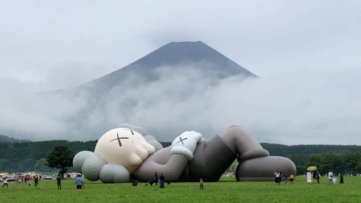 のインスタグラム：「. 🤩🤩“Shizuoka” prefecture in Japan is a place where you can see the most “phantastic” Mt. Fuji🗻 in the world.🤩 #富士山 #mtfuji #japan #shizuoka #fujinomiya  #phantastic420photography #mostphantasticmtfuji #selamatpagi  #goodmorning  #おはようございます 😇😇😇😇😇😇😇🗻😇😇 こういう不自然なものも大好物です🤣ガリバー王国(年がばれますねぇ ^^;)思い出します🤣ガリバーどこに行ってしまったのだろう？🤣まだ元気なのかなぁ〜⁈😅 @kaws @arr.allrightsreserved #kaws #kawsholiday」