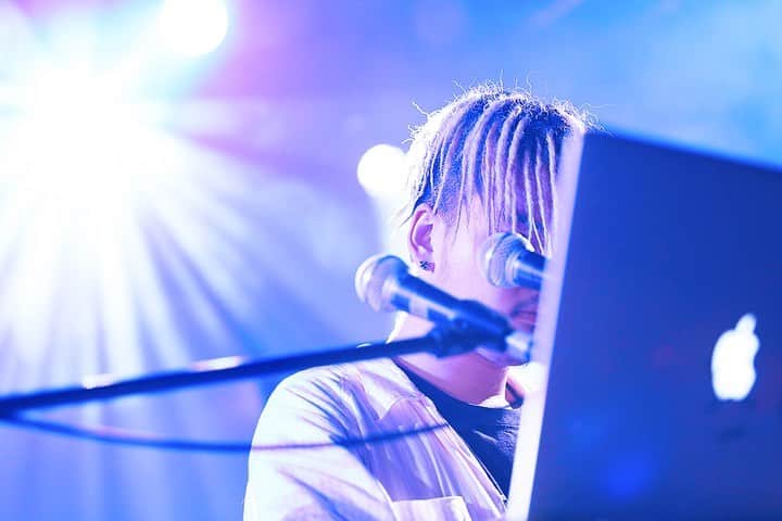 のインスタグラム：「8組目！ #東京都 ！3ピースバンド！ #Carabina ！﻿ ﻿ 曲によって3人になったり、4人になったりする変則的なバンド！今日は、3人編成での登場👨‍👨‍👧バンドの中心・Hokariは、金髪ドレッドという厳つい出で立ち😎﻿ ﻿ そんな厳つさとは裏腹な、1曲目「ヨワノソラ」。﻿ ボーカル・土屋碧海ちゃんの歌声がとにかくセクシー💋✨﻿ 深いリバーブも気持ちいい〜〜。﻿ ﻿ これまでの出演者とは一線を画すアーバンな世界💃会場のみんなも気持ち良く横に揺れる。﻿ ﻿ MCもなく、続けて2曲目「Untitled#1」﻿ 金髪ドレッド・Hokariが、ギターやPCから色んな音を奏でる。﻿ ﻿ こんなライブ観たのは初めてという生徒も多かったのでは⁉️﻿ とても気持ちのいい時間。﻿ ﻿ 色んな音楽からの影響を踏まえた、#Carabina オリジナルの世界観を魅せてくれた。﻿ ﻿ M1  ヨワノソラ﻿ M2  Untitled#1﻿ ﻿ #未確認 #マイナビ未確認フェスティバル2019 #ライブステージ #SILENTSIREN #duomusicexchange #夏フェス #音楽 #10代アーティスト#東京 #tokyo #入場無料」