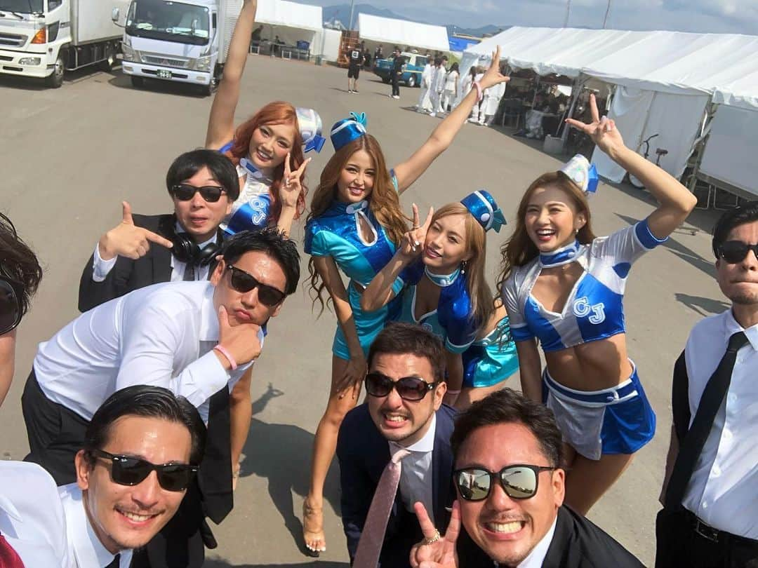 カレンさんのインスタグラム写真 - (カレンInstagram)「🎉a-nation 2019☀️青森!!! エーネーション青森にて @riemann_mic feat.CYBERJAPAN として出演させて頂きました❣️🥺🌈 もう、とにかく楽しかったです😎❤️ リーマンマイクさん達とは、昔から同じステージでのライブ🎤のお仕事などさせて頂いてますが、毎度パワフルで、ぜったい笑顔にしてくれる！そんな素敵な人達😂✨✨✨ すっごい元気もらった！すっごい一体感！！！ 今回はリーマンさんのライブに私達も一緒に参加させて頂き、踊って歌って本当に楽しかった💕 a-nationという大舞台のステージに 立たせて頂いた事に感謝です😭🙏 #リーマンマイク の皆さん、 ありがとうございました😎😎😎🔥 ・ #リーマンさんサングラスとネクタイが個性豊かw #すっごいよ一体感  #cyberjapan #anation #エーネーション #live #青森 #anation2019 #dancer」7月20日 19時17分 - cjd_karen