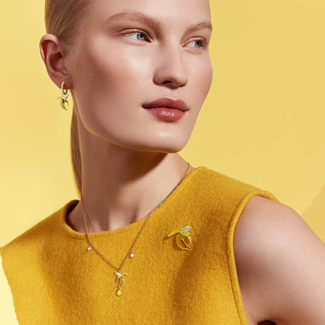 SWAROVSKIさんのインスタグラム写真 - (SWAROVSKIInstagram)「Feeling fruity? The tropical No Regrets Banana pendant and earrings lend a playful yet edgy statement for day or night. #NoRegrets #Swarovski #SwarovskiNecklace #SwarovskiEarrings」7月20日 19時28分 - swarovski