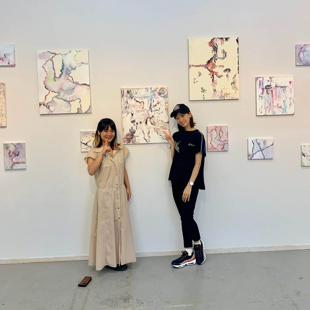 竹田愛さんのインスタグラム写真 - (竹田愛Instagram)「さえさんの個展🖼にお邪魔してきました💓 どれも温かさの中に力強さもあって、さえさんらしい素敵な作品でした✨中でもすーっと吸い込まれそうになるというか心に響いてくる作品があって、それは悔しさとか色んな思いの中で描いたものだったみたいで…改めて絵のもつパワーの凄さを感じました。 すごく心地の良い空間だったし、なにより久々にさえさんに会えて嬉しかったー😚❤️ #個展 #絵画 #art #gallery #artgallery #komagome114cas  #大好きな #高橋沙絵 さん #メイクさん #美容師さん #多才」7月20日 19時25分 - megchun63