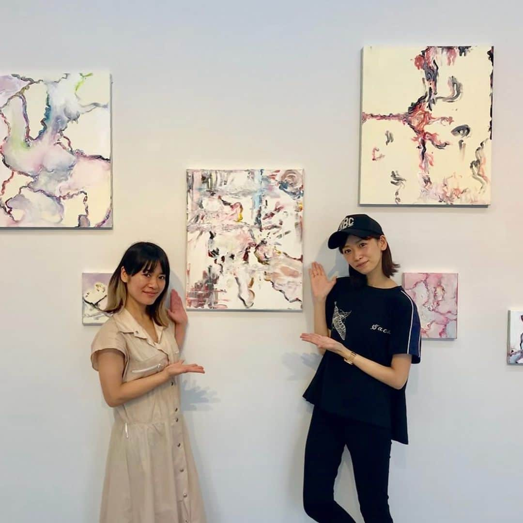 竹田愛さんのインスタグラム写真 - (竹田愛Instagram)「さえさんの個展🖼にお邪魔してきました💓 どれも温かさの中に力強さもあって、さえさんらしい素敵な作品でした✨中でもすーっと吸い込まれそうになるというか心に響いてくる作品があって、それは悔しさとか色んな思いの中で描いたものだったみたいで…改めて絵のもつパワーの凄さを感じました。 すごく心地の良い空間だったし、なにより久々にさえさんに会えて嬉しかったー😚❤️ #個展 #絵画 #art #gallery #artgallery #komagome114cas  #大好きな #高橋沙絵 さん #メイクさん #美容師さん #多才」7月20日 19時25分 - megchun63