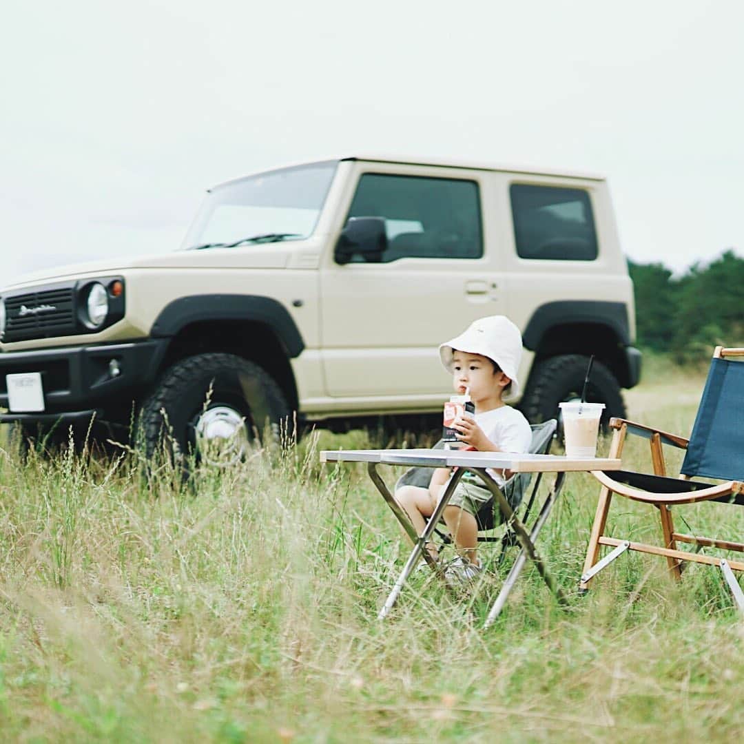 Takafumi Gotoのインスタグラム：「将来的に季之介と二人でキャンプへ行きたいのもあって乗りはじめたジムニー。泊まりはもう少し難しいから、テーブルとチェアだけ持って気比の浜へ。自由に車も停めれる景色もいいところ。早くテント持って泊まりで行きたい🏕」