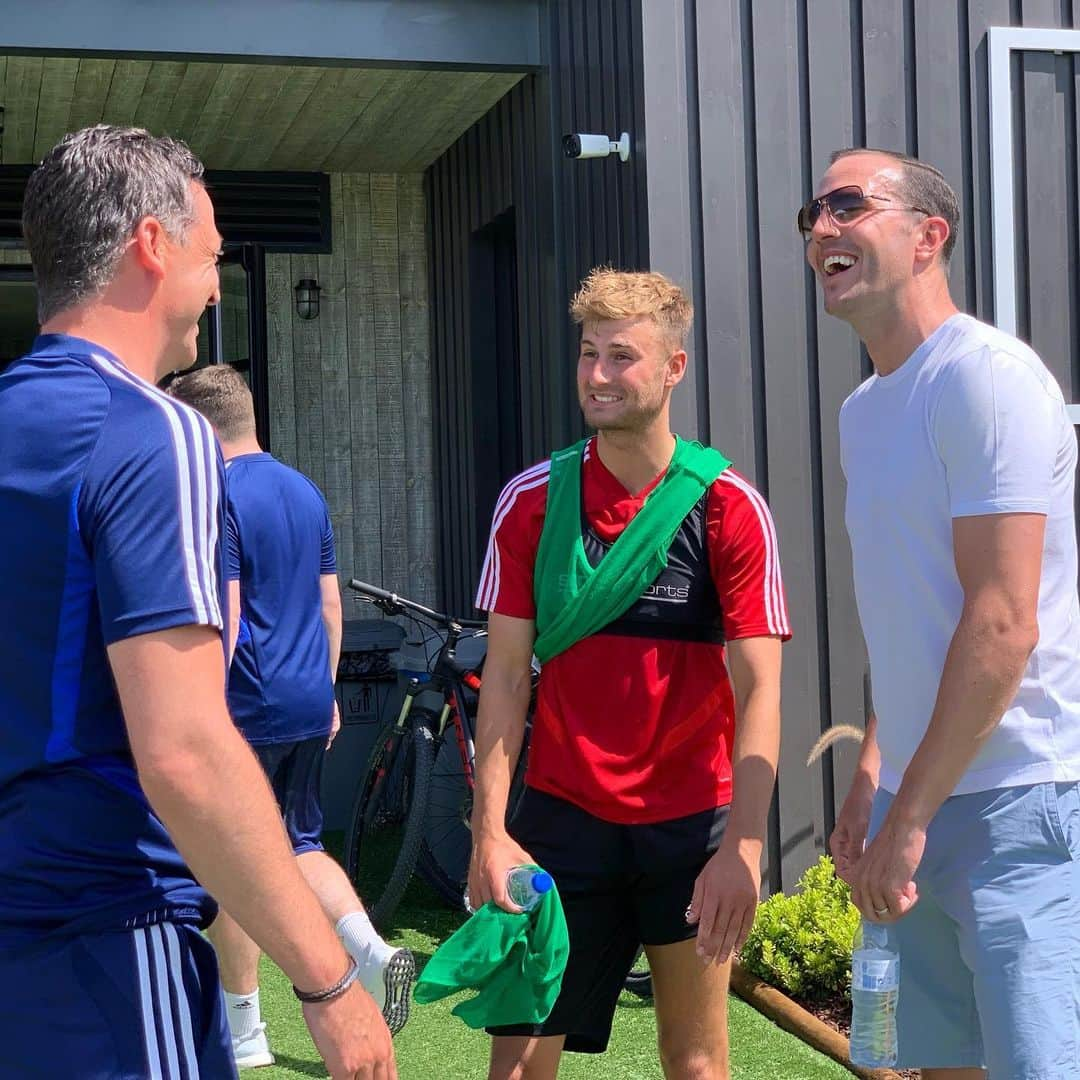 サンダーランドAFCさんのインスタグラム写真 - (サンダーランドAFCInstagram)「🇮🇪 The Lads catch up with a familiar face after training... Great to see you, Sheasy!  #SAFC」7月20日 19時31分 - sunderlandafcofficial