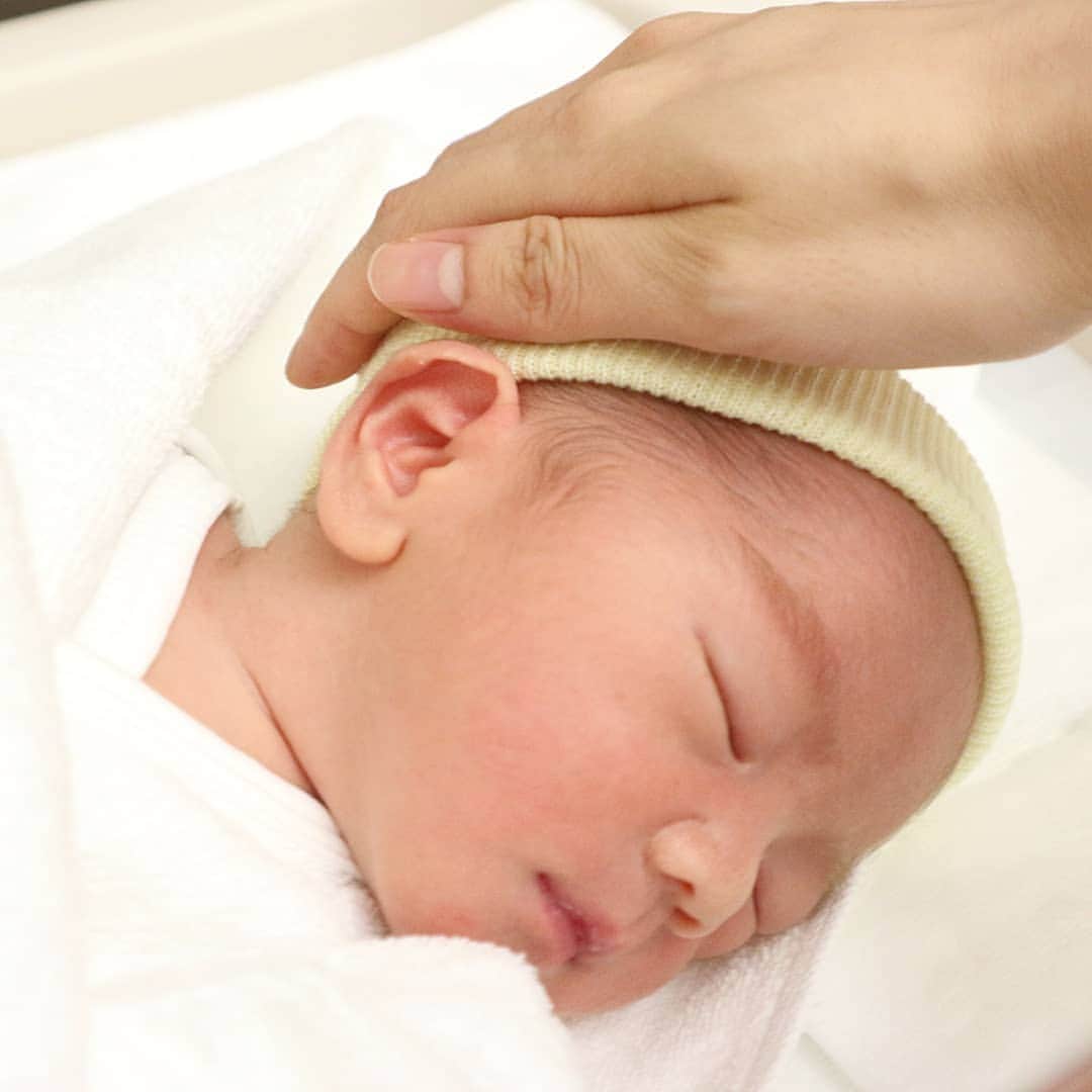 のインスタグラム：「【ご報告】  昨日、2019年7月19日AM10:15に、2,784g、48.0㎝の元気な男の子を帝王切開にて出産しました👶  手術前から恐怖と緊張で全身震えが止まらなかったけど、力強い産声を聞いた瞬間夫婦で涙しました。 元々小さめと言われていて予定日より9日早く出すことになり、大丈夫かなと不安でしたがちゃんと体重があってひとまず安心。  術後は高熱やら貧血やら色んな所の痛みとの闘いですが、今日から歩行も授乳も開始！これからも夫と力を合わせて大切な命を守っていこうと思います✨  私達の元に産まれてきてくれてありがとう👶💗 #出産報告 #2019_summer_baby部 #2019年7月出産予定 #2019年7月19日 #令和ベイビー #ママリ #出産 #帝王切開 #予定帝王切開 #逆子治らず #newborn #38w5d #新米ママ #男の子ママ #babyboy #ママになりました」