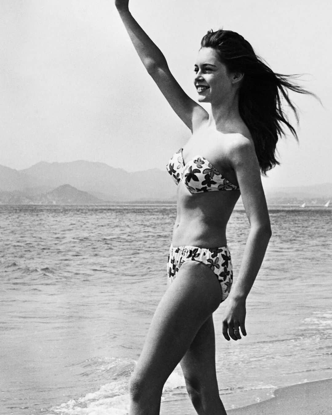 British Vogueさんのインスタグラム写真 - (British VogueInstagram)「From Brigitte Bardot and Marilyn Monroe, to Princess Diana and Kate Moss, Vogue dives into the archives for the ultimate retro #swimwear inspiration. Click the link in bio for more of the best vintage swim styles to inspire your summer.  L-R: #KateMoss 1995 photographed by Arthur Elgort, #MarilynMonroe circa 1953, #PrincessDiana 1985, #BrigitteBardot 1952 and #YasminLeBon 1985 photographed by Arthur Elgort.」7月20日 19時34分 - britishvogue