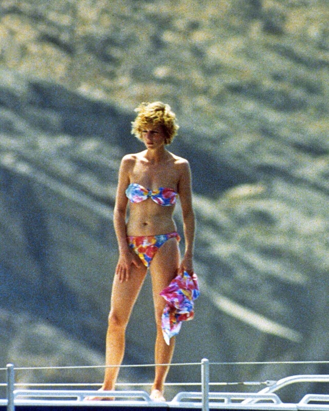 British Vogueさんのインスタグラム写真 - (British VogueInstagram)「From Brigitte Bardot and Marilyn Monroe, to Princess Diana and Kate Moss, Vogue dives into the archives for the ultimate retro #swimwear inspiration. Click the link in bio for more of the best vintage swim styles to inspire your summer.  L-R: #KateMoss 1995 photographed by Arthur Elgort, #MarilynMonroe circa 1953, #PrincessDiana 1985, #BrigitteBardot 1952 and #YasminLeBon 1985 photographed by Arthur Elgort.」7月20日 19時34分 - britishvogue