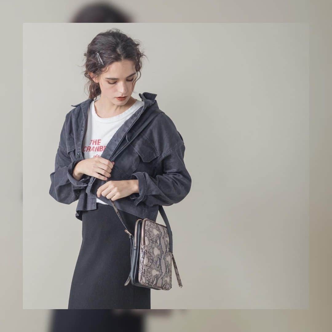 SMIRNASLI_officialのインスタグラム：「W Face Shoulder . 他と差がつく かわいいが詰まったbagが登場❤︎ 写真の色はパイソンと黒 どちらでも持てる！ 他の色は単色になります！ それもまたかわいい♡ . ぜひ店頭もしくわwebでCheck😊 . . #SMIRNASLI #サミールナスリ #newarrivals #Autumn #bag」