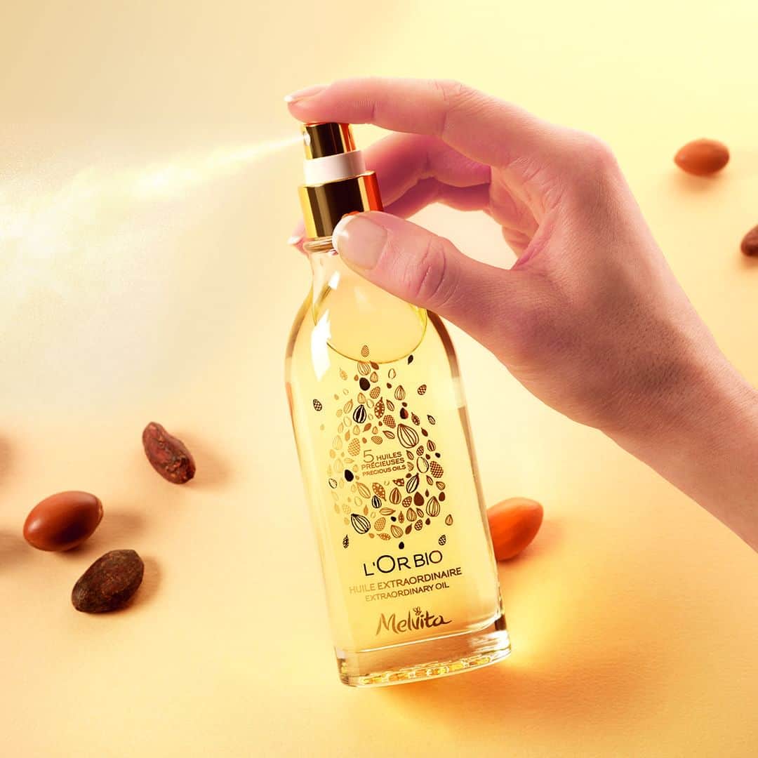 Melvita Officialのインスタグラム：「L’huile adorée de Véronique ? L’huile Extraordinaire l’Or Bio, of course !⠀ ⠀ « Cette huile porte bien son nom : elle est vraiment extraordinaire, je l'adore et ne pourrai plus m'en passer à présent. Son odeur me fait voyager à chaque instant et sa texture est vraiment très agréable et nourrissante pour ma peau. »⠀ ⠀ Vous l’avez testé ? Racontez-nous 😊⠀ ⠀ #Melvita #cosmetiquebio #beautebio #beautyoils」