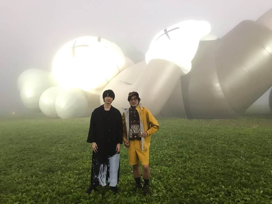 桜田通さんのインスタグラム写真 - (桜田通Instagram)「富士山のふもとっぱらキャンプで開催された『KAWS HOLIDAY』に行きました✖️✖️ KAWS氏ご本人や、GQ JAPANの森口さんにもお会いできた！  #KAWS #KAWSHOLIDAY #AllRightsReserved #Japan #mtfuji #HerschelSupply」7月20日 19時39分 - dorisakurada