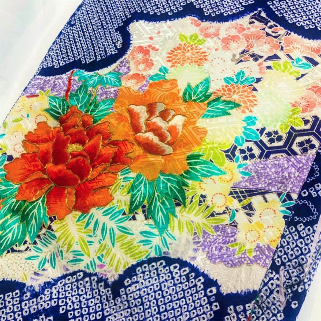 Hiroe Hiranoさんのインスタグラム写真 - (Hiroe HiranoInstagram)「美しいお着物たち。#KIMONO 日本の文化🇯🇵 . #総絞り の着物、#色留掛け や#訪問着 、#浴衣 まで。 母が茶道や華道に嗜んでいた頃のもの👘それが沢山あって驚き💦 . 祖母から受け継いだのもあって、歴史を感じます😊 . 総絞りの刺繍や、プラチナの帯など美しすぎる秀作に改めて感動。これらには色んな思い出が沢山つまってるんだよね。 . 今年は着る機会が色々ありまして、今からとても楽しみ💕 素晴らしいアイテムたちが眠っているので、 自分で普段着で着られるようにトライしてみたいと思います⭐️ さらっと着れたら素敵だよなーぁ☺️ 日本人として、アメリカでも着たい🇺🇸😆 . #kimono #着物 #日本 #伝統 #traditional #japaneseculture  #japan #伝統 #平野宏枝 #hiroehirano」7月20日 19時40分 - hiroe_hirano