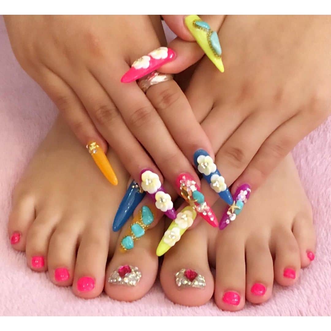 石垣千菜美さんのインスタグラム写真 - (石垣千菜美Instagram)「New nail💅 夏待ちきれなくて夏ネイル☀️🐚 5本全部違うネオンカラーのゴテゴテ❤️❤️❤️❤️❤️❤️❤️❤️❤️❤️❤️ @nailsgogo で #ネイリスト募集していたよ！ #ネイリスト の方は NAILSGOGOのホームページをチェックしてね ・ #スカルプやり放題 22歳以下は12980円ですー♪ ・ #渋谷センター街 ZARA目の前3階だよ 03-5728-4343 ・ 10時から22時まで営業 ※金曜日の夜は深夜営業04:30までやってるよー💕 ・ #スカルプネイル  #夏ネイル  #貝殻ネイル  #ハイビスカスネイル  #egg #egg復活 #石垣千菜美 #石垣ちなみ #eggモデル #eggガール #ギャル #黒ギャル」7月20日 19時41分 - chi_nami.1108