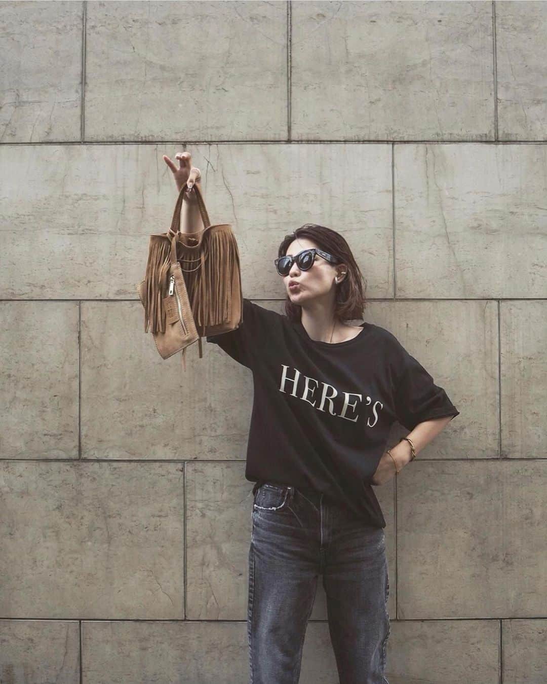 JUNNAのインスタグラム：「Ta-dah!  昨年発売からご好評いただいている MARLON FIRENZEのカーフレザーフリンジバッグ！！ 第3弾 AWに新色たちが加わります🙈  古くから革製品の生産地として知られるトスカーナ、 フィレンツェを拠点に伝統的なイタリアの革製品作り をするMARLON FIRENZE。  ひとつひとつ風合いの異なる職人の手仕事を感じるバッグ！  程よく使いやすいサイズでコーディネートのポイントに  T shirt/ HERE'S TEE  ETRÉ  AW 7/25発売 bag/ MARLON FIRENZE for @etretokyo  AW denim/ @upperhights for @etretokyo  発売中 sandal/ #PVCポインテッドパンプス  8/1 AW スタート #etretokyo #2019etreaw #junna👠 #156cm」